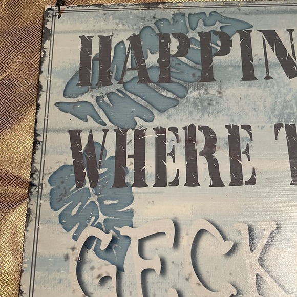 Metal sign- Happiness is where the gecko lie. Has blue background, teal gecko - Picture 3 of 7